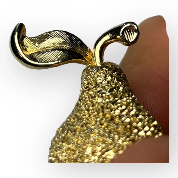 Vintage brooch gold tone textured pear, retro fall brooch Pin - Picture 3 of 8